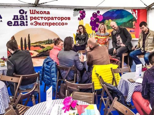 Брендированная стена фестиваля «Да, шеф!»